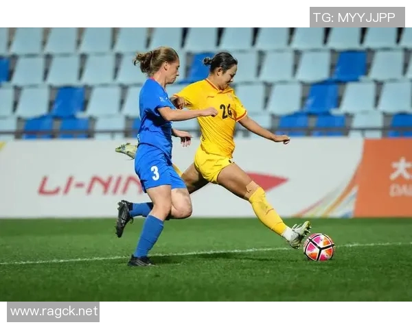 足球明星观赛女足比赛展现对女性运动员的支持与关注