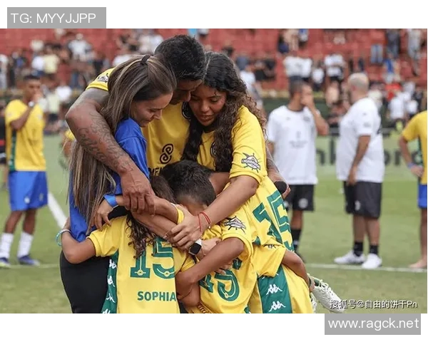 大牌足球明星在比赛失利后泪流满面展现脆弱一面引发球迷共鸣